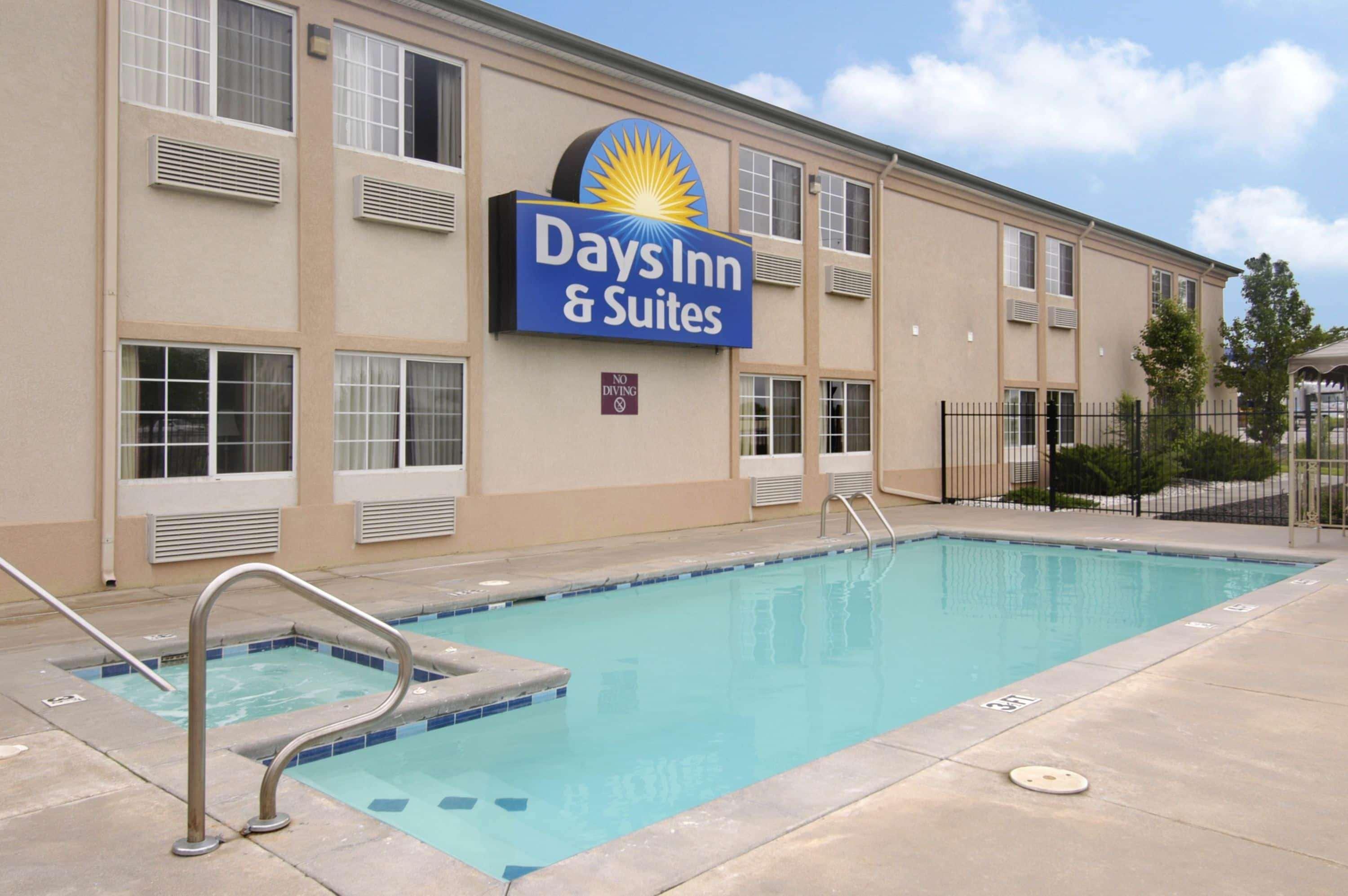 Days Inn & Suites By Wyndham Wichita Buitenkant foto